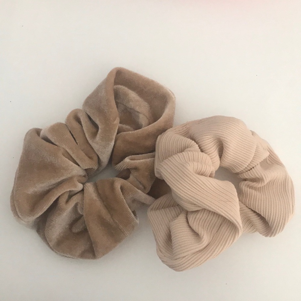 Crushed velvet and beige scrunches